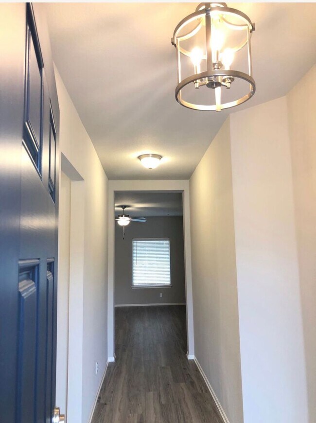 Building Photo - 4 Bed/ 2 Bath in Stone Horse Neighborhood With Community Pool!