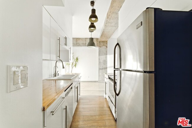 Building Photo - 1155 N La Cienega Blvd