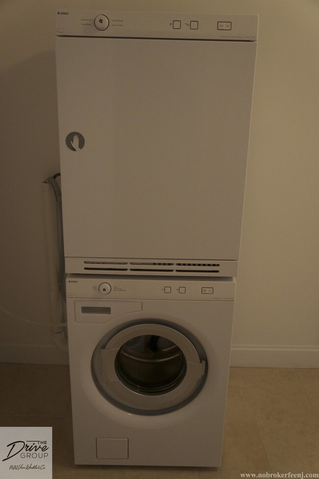 Foto del edificio - 575 River Rd