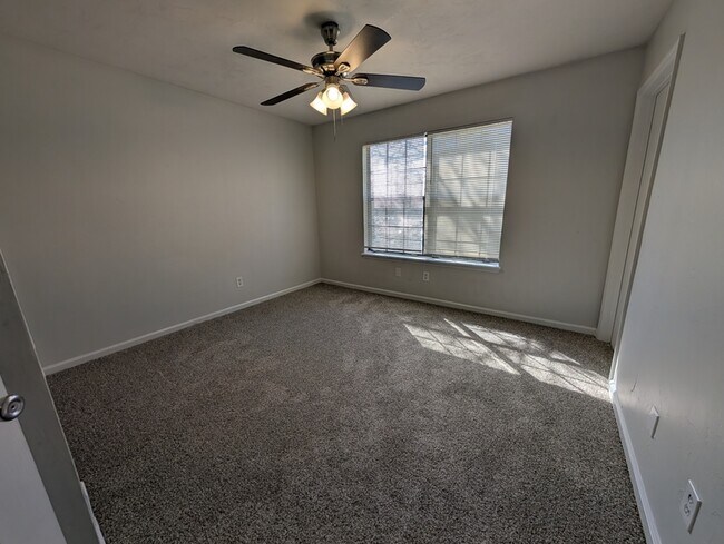 Building Photo - 2350 Horne Ave