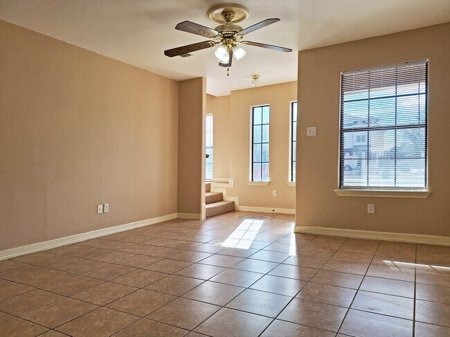 Building Photo - 1402 W Kiwi Ave