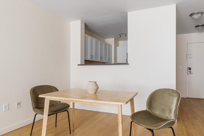 Foto del edificio - 938 110th Ave NE