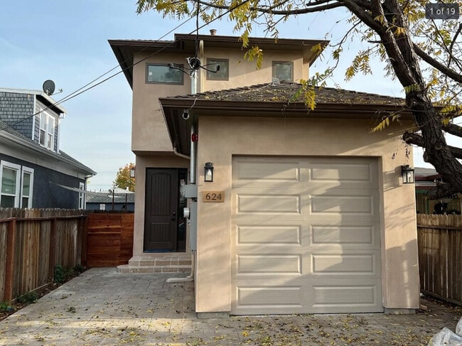 Building Photo - 661 Hampshire Ave