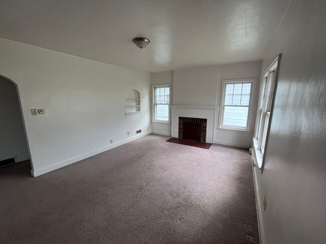 Building Photo - 3 bed 1 bath unit close to campus