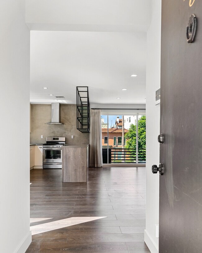 Foto del edificio - 938 N Croft Ave