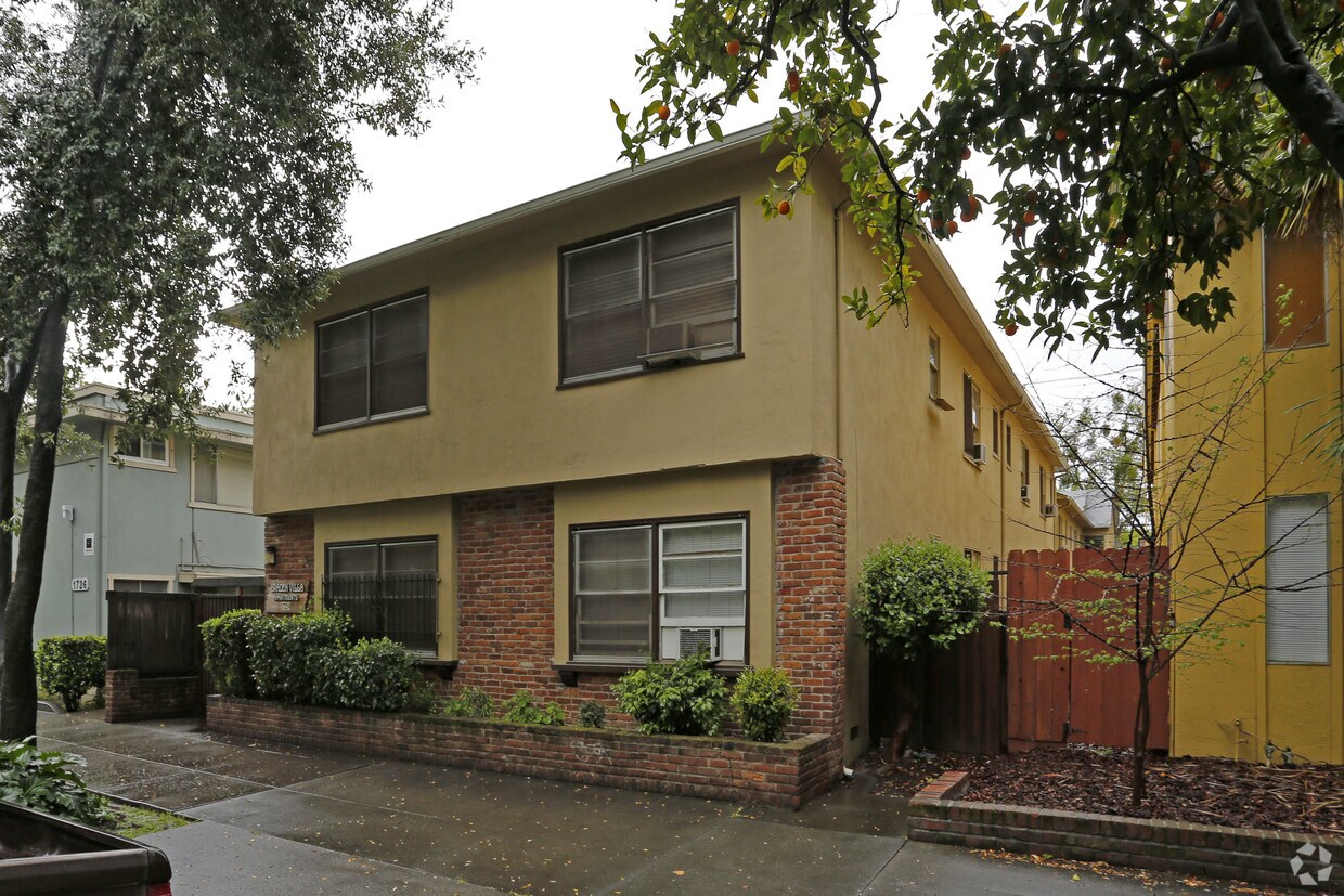 Building Photo - Braden Villa