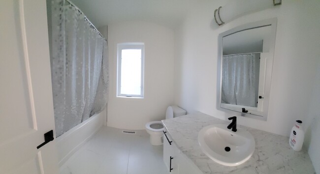 Building Photo - 969 Deveron Cres