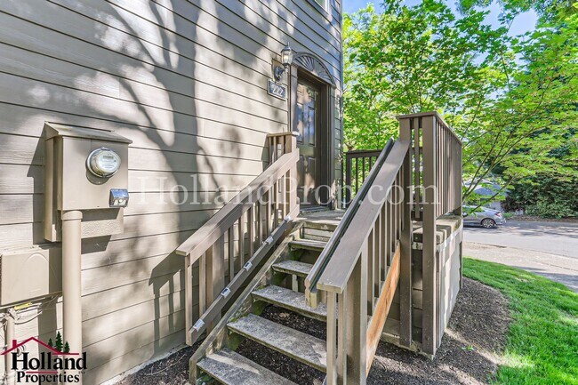 Foto del edificio - 3 bedroom, 3 bathroom end townhouse with 2...