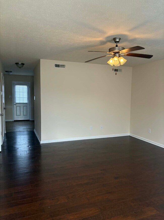 Foto del edificio - 594 Lost Cir