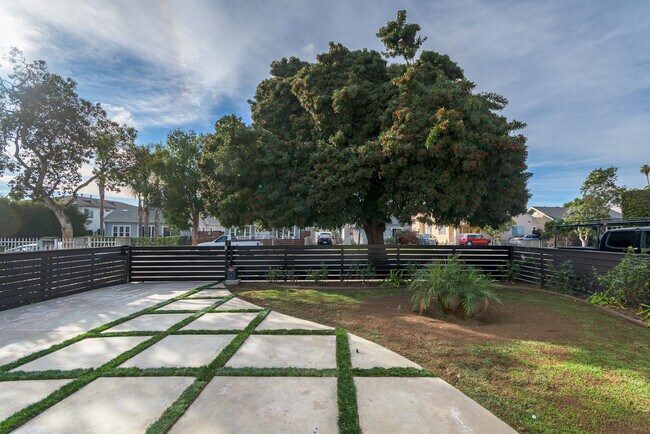Foto del edificio - 736 N Wilton Pl