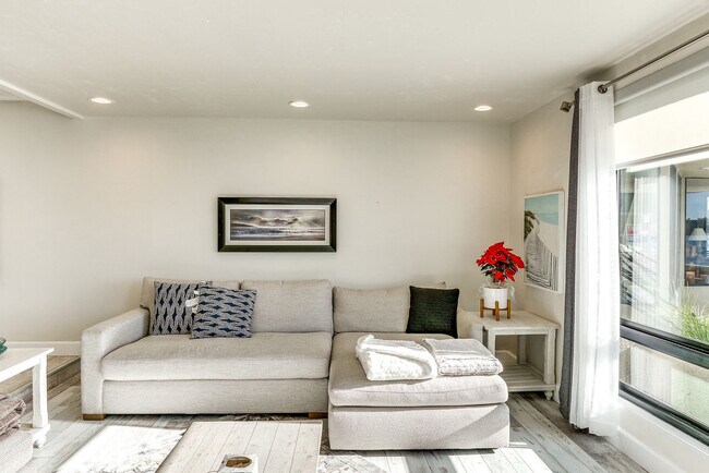 Building Photo - 4513 Cove Dr