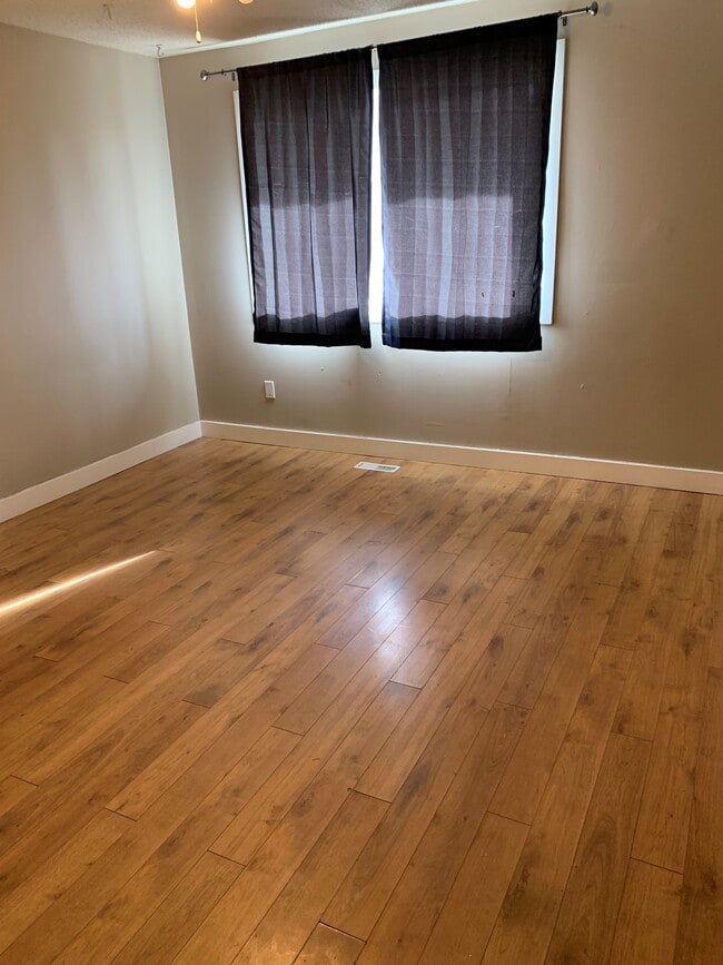 Building Photo - 10420-10100 100 St