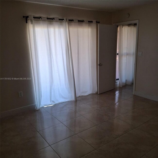 Foto del edificio - 10877 NW 7th St
