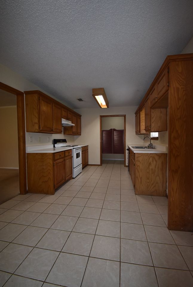 Building Photo - 401 N Neathery Ave