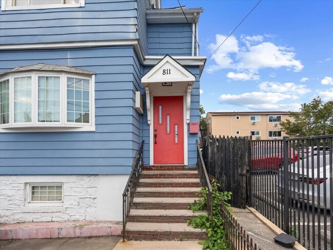 Building Photo - 811 Palisade Ave