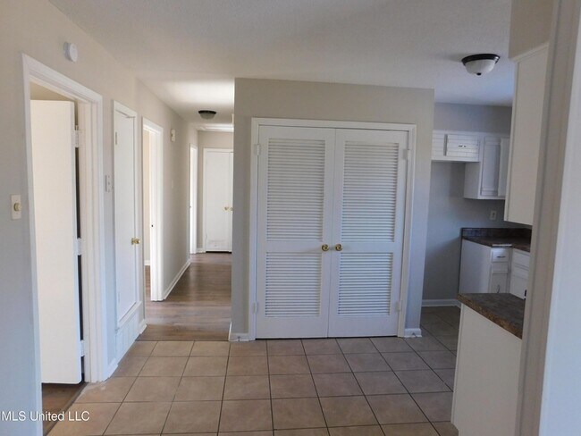 Foto del edificio - 6545 Hermitage Rd