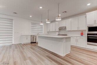 Building Photo - 10269 Lofty Knl St