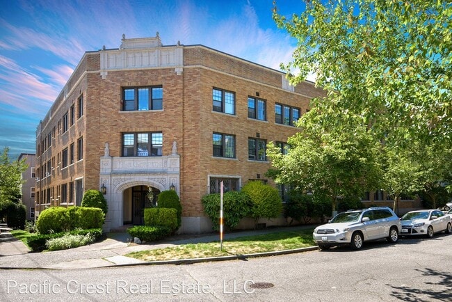 Building Photo - 637 3rd Ave W