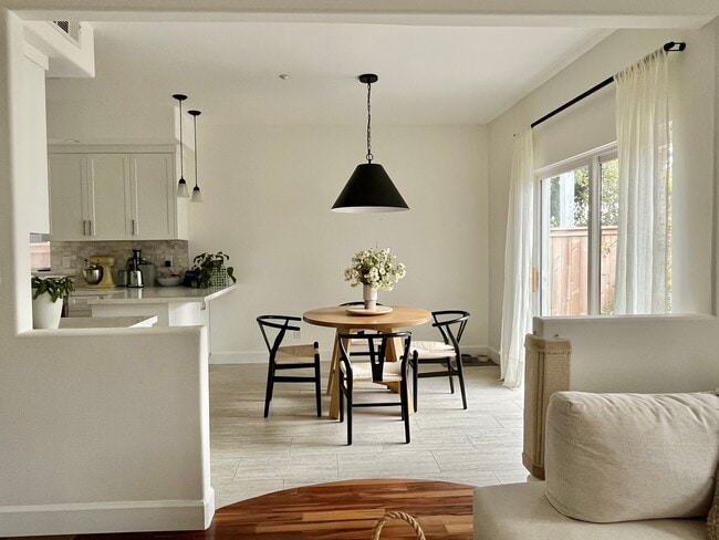 Dining area - 522 S Maria Ave
