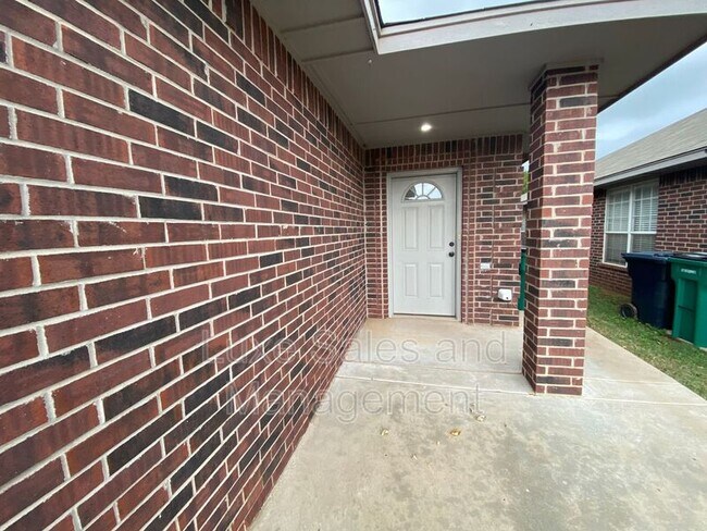 Foto del edificio - 1317 Garden Gate Dr