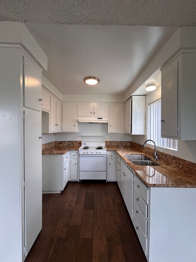 Foto del edificio - 220 W Hillcrest Blvd