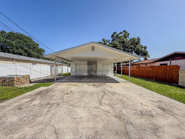 Building Photo - 470 93rd Ave N