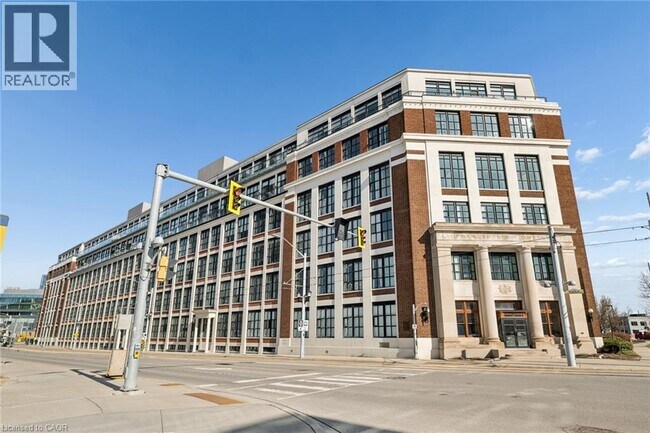 Building Photo - 410 King St W