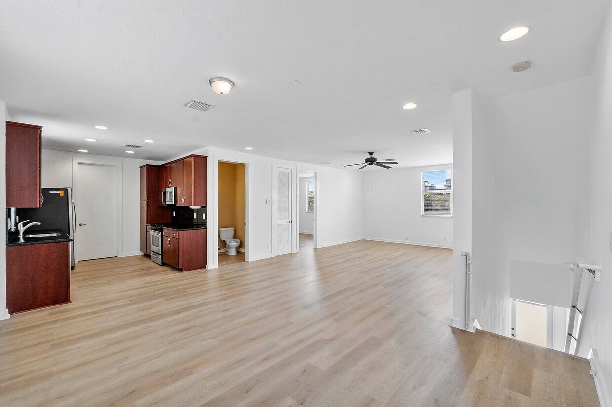 LARGE 3-bed, 3-bath townhome with 2-car ga... - LARGE 3-bed, 3-bath townhome with 2-car ga...