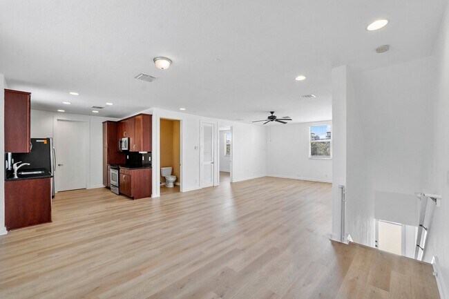LARGE 3-bed, 3-bath townhome with 2-car ga... - LARGE 3-bed, 3-bath townhome with 2-car ga...
