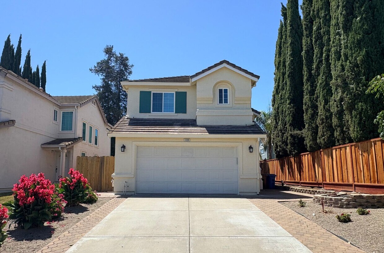 Primary Photo - Cute 3 Bedroom 2.5 Bath Home in Brentwood
