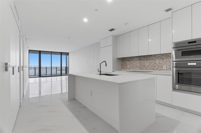 Building Photo - 711 NE 23rd Terrace