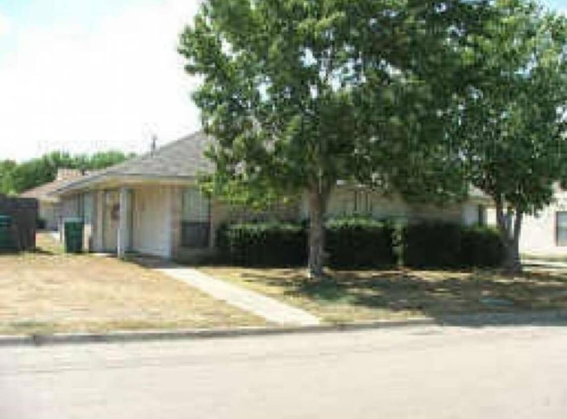 Photo - 3305 Fallmeadow