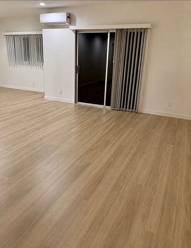 Foto del edificio - 5400 Newcastle Ave