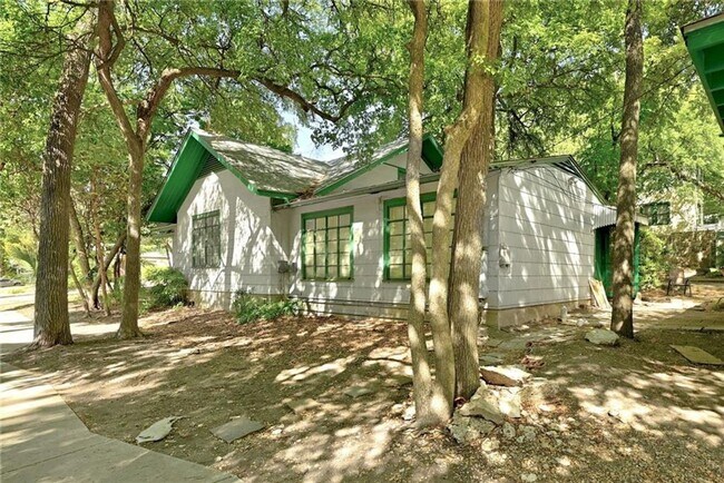 Building Photo - UT Pre Lease!  Four Bedrooms and a short w...