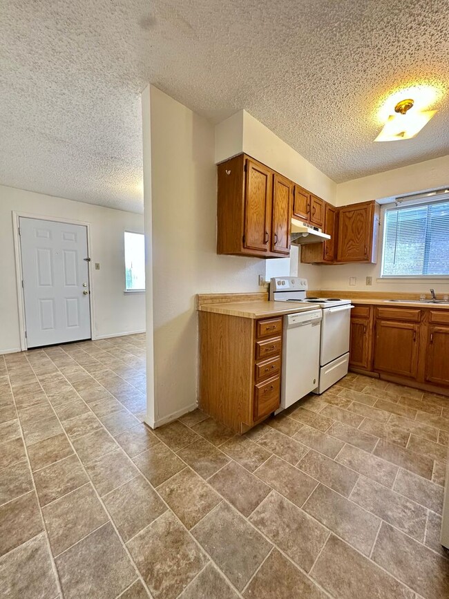 Building Photo - Now Available - 2-Bed 2-Bath Duplex in Gre...