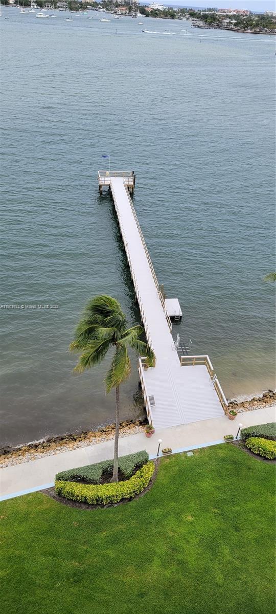 Building Photo - 3040 Lake Shore Dr