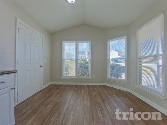 Building Photo - 279 Legend Oaks Dr