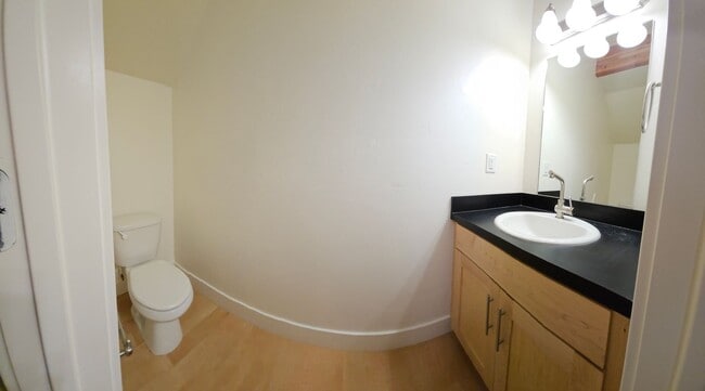 Building Photo - 2 bed, 2.5 bath townhome in Lincoln Park