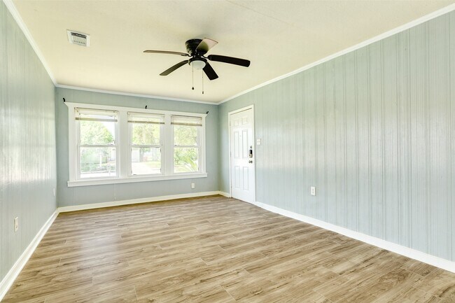 Foto del edificio - 302 W 8th St