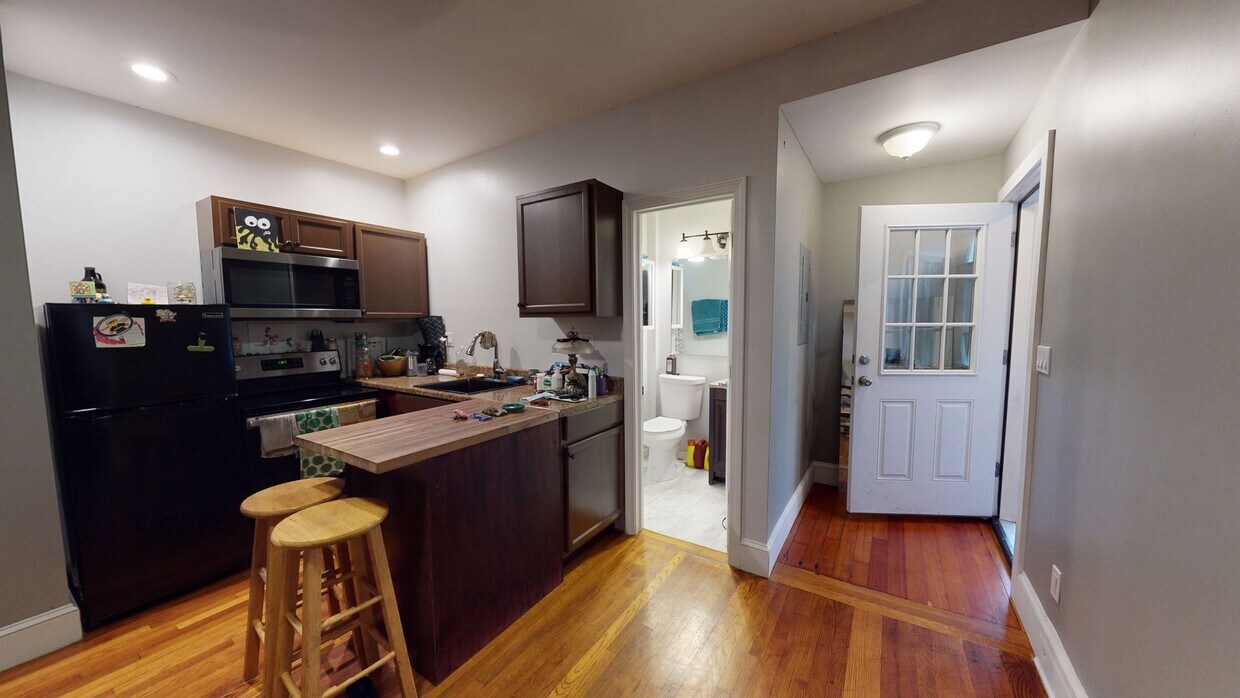 Foto principal - Charming 1BR + Bonus Sunroom - Near Yale, ...