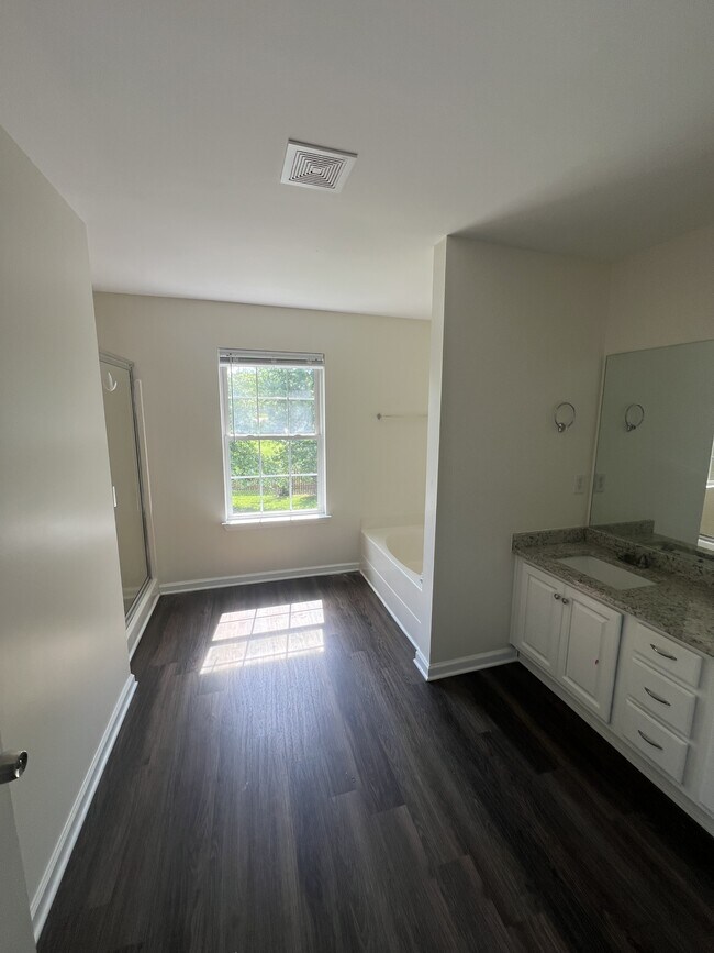 Building Photo - 2935 Burtonwood Dr