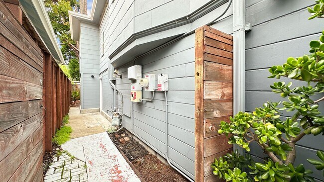 Foto del edificio - Private Gated Studio with Shared Backyard | Border of Emeryville & North Oakland