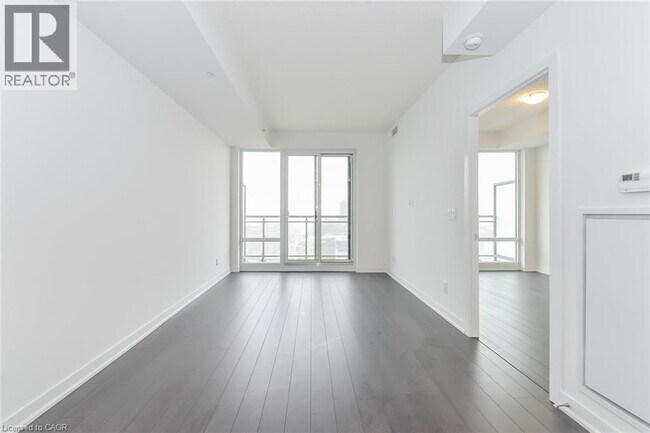 Photo du bâtiment - 1005-30 Duke St W