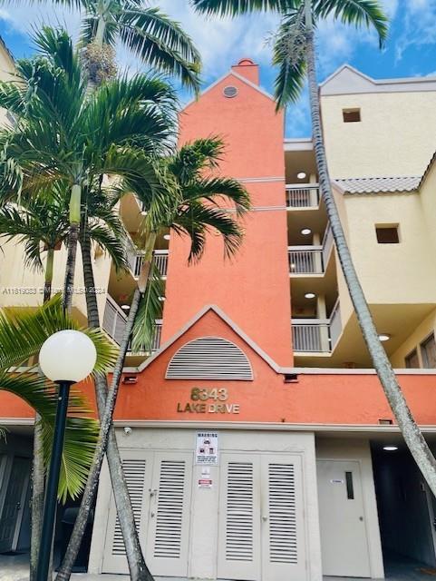 Foto del edificio - 8343 Lake Dr