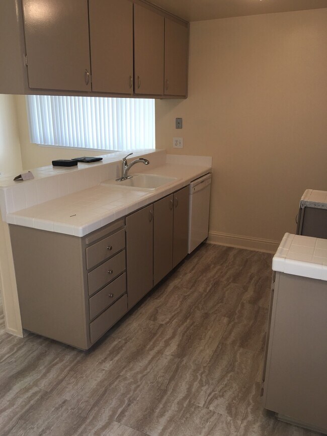 Foto del edificio - Charming 2-Bed, 1-Bath Townhome with Covered Garage – Great Location!