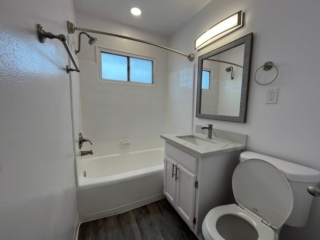 Interior Photo - 7044 Lanewood Ave