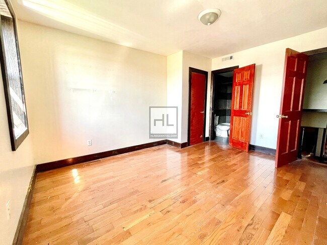 Building Photo - NO FEE Huge 4 Bed 4 Bath | Irving Avenue, ...