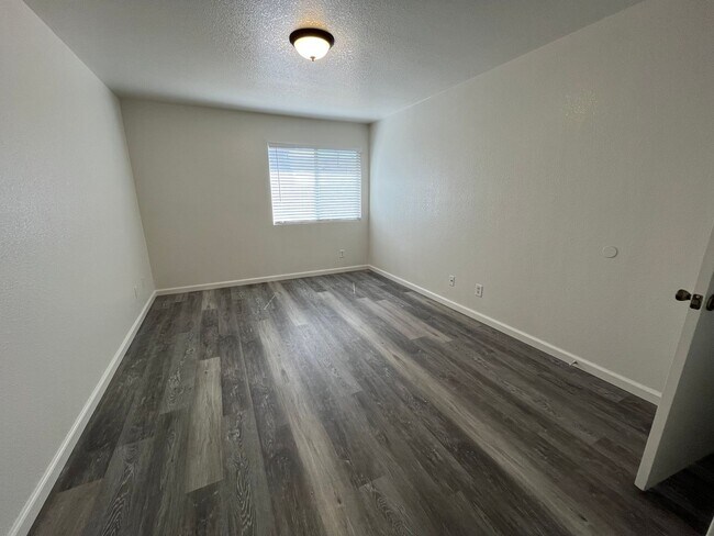 Building Photo - Newly Renovated - 3Br/2BA/ 1440SF Coming S...