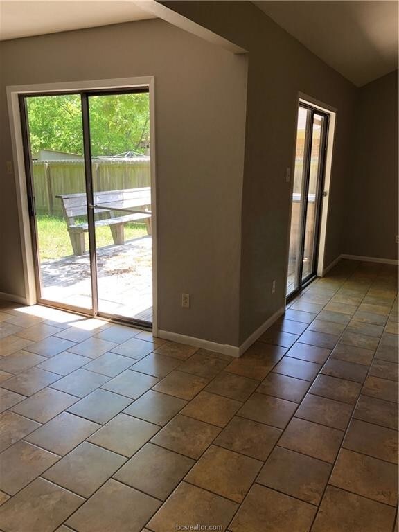 Foto del edificio - 1403 Bayou Woods Dr