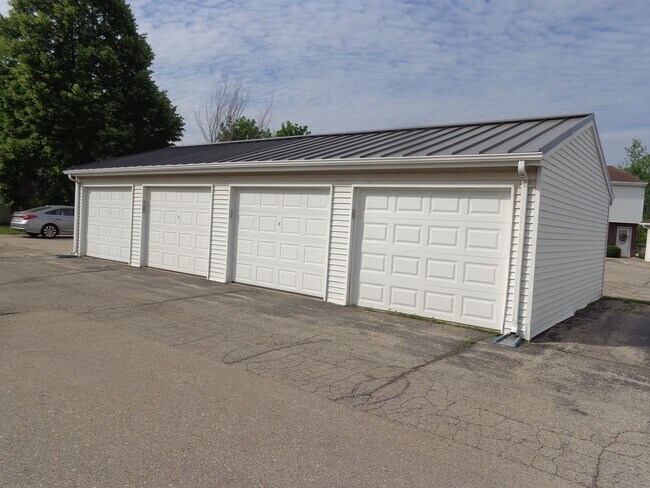 Building Photo - 2 Bedroom 1.5 Bath 1 Car Detached in Slinger